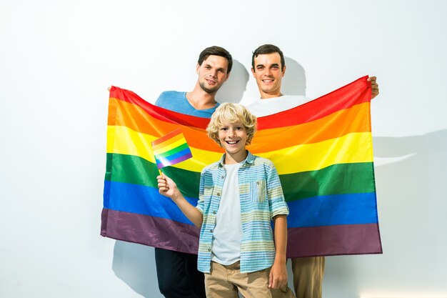Rodzina gejów lgbt z adoptowanym synem homoseksualiści z dzieckiem bawią się w domu