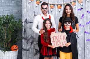 Bezpłatne zdjęcie rodzina halloween gotowa na cukierek albo psikus
