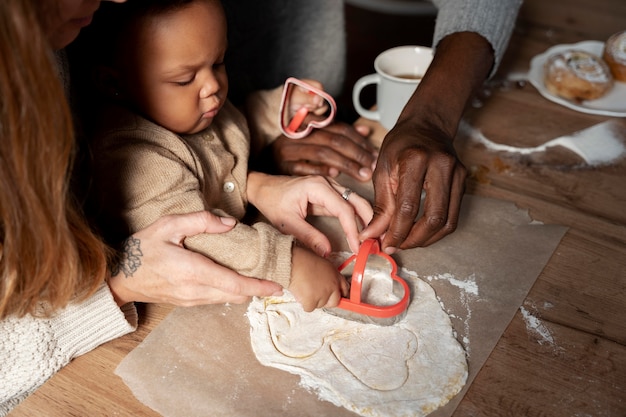 Rodzina i dziecko robią ciasteczka z bliska