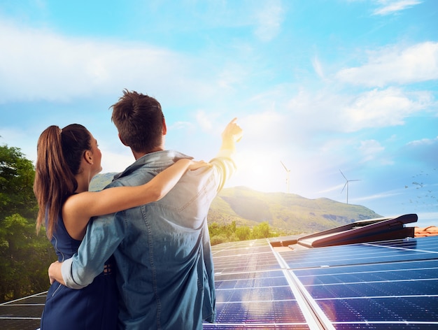 Rodzina Korzysta Z Systemu Energii Odnawialnej Z Panelem Słonecznym W Swoim Domu Premium Zdjęcia