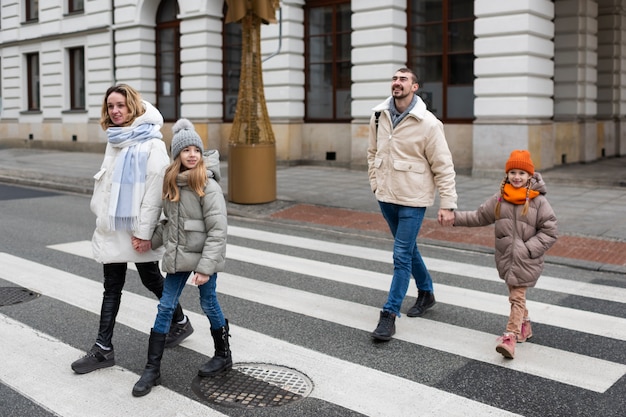 Rodzina korzystająca z wyjazdu na ferie zimowe