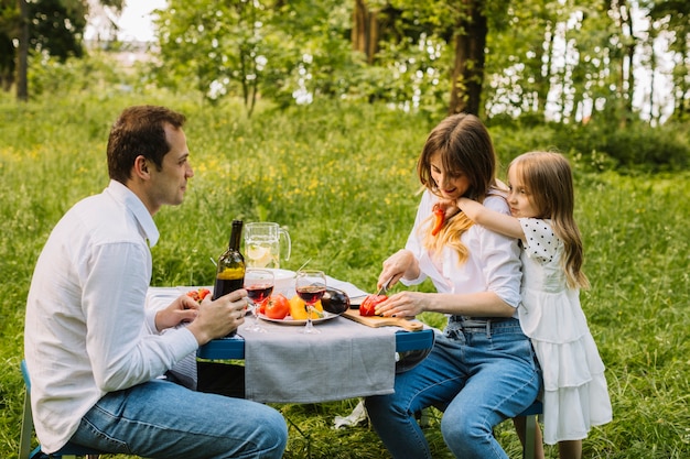 Rodzina mająca piknik w przyrodzie