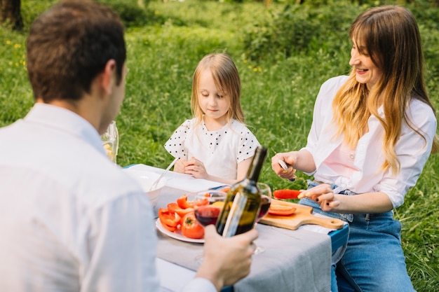 Rodzina Mająca Piknik W Przyrodzie