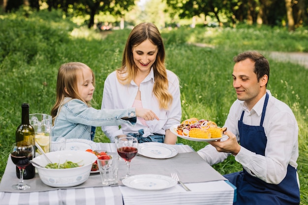 Rodzina Mająca Piknik W Przyrodzie