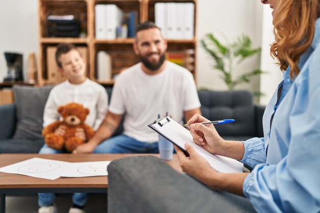 Rodzina mająca sesję psychologiczną w centrum psychologii