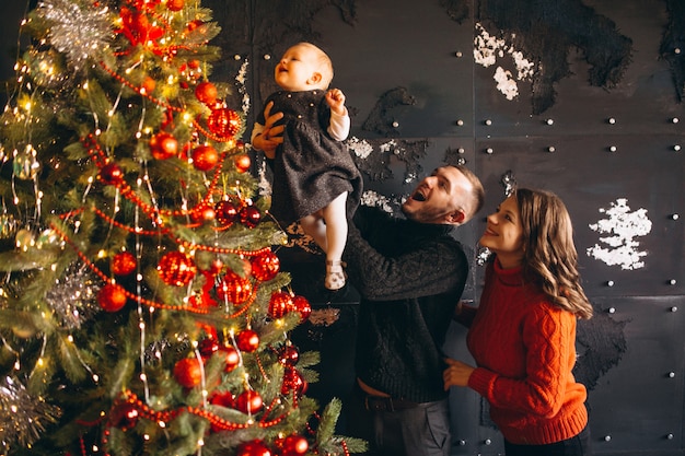 Rodzina na Boże Narodzenie dekorowanie choinki