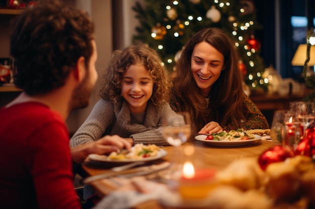 Rodzina na świątecznej kolacji, szczęśliwi, uśmiechający się, cieszący się posiłkiem.