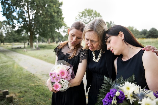 Rodzina odwiedzająca grób bliskiej osoby