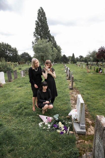 Rodzina odwiedzająca grób bliskiej osoby