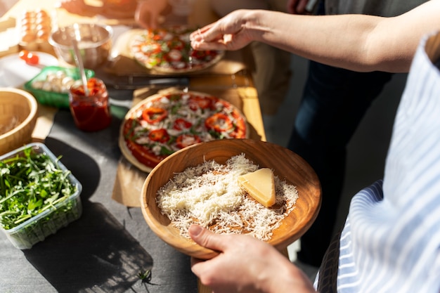 Bezpłatne zdjęcie rodzina pod dużym kątem z pyszną pizzą