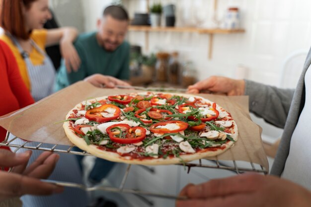 Rodzina pod dużym kątem z pyszną pizzą