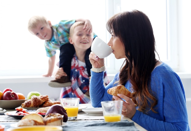 Bezpłatne zdjęcie rodzina podczas śniadania