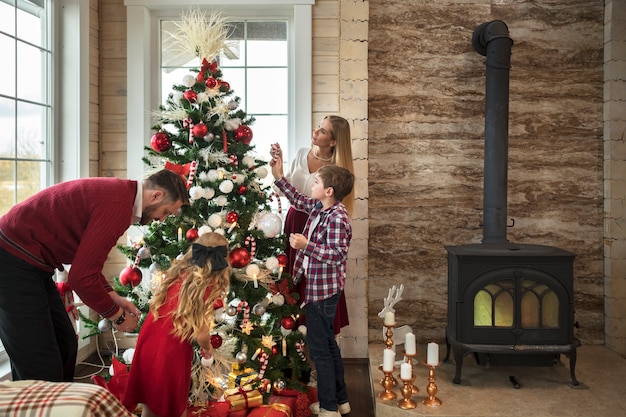 Bezpłatne zdjęcie rodzina razem ciesząca się świątecznymi świętami
