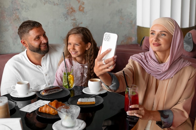 Rodzina robi sobie razem selfie w restauracji