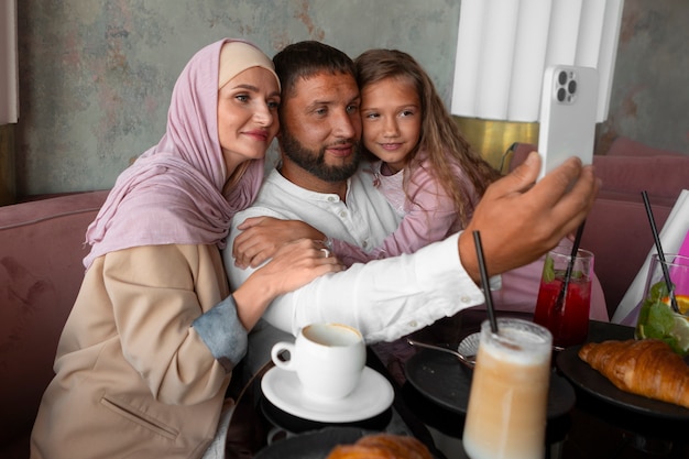 Bezpłatne zdjęcie rodzina robi sobie razem selfie w restauracji