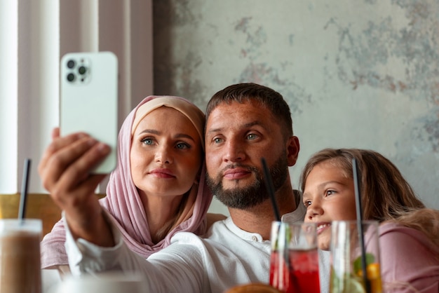 Rodzina robi sobie razem selfie w restauracji