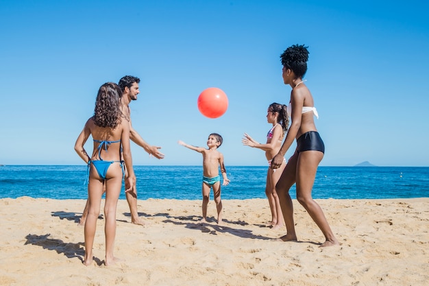 Rodzina siatkówka na plaży