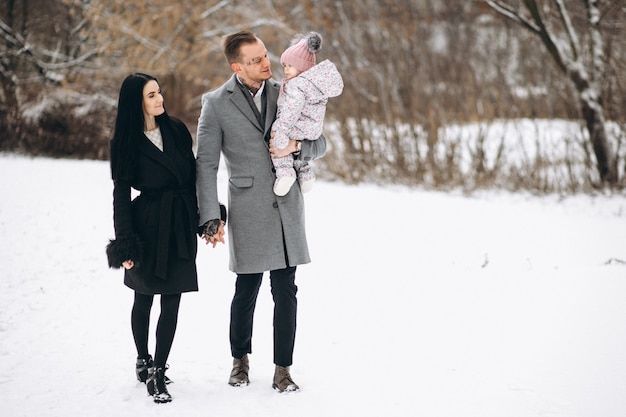 Rodzina w parku w zimie z córką