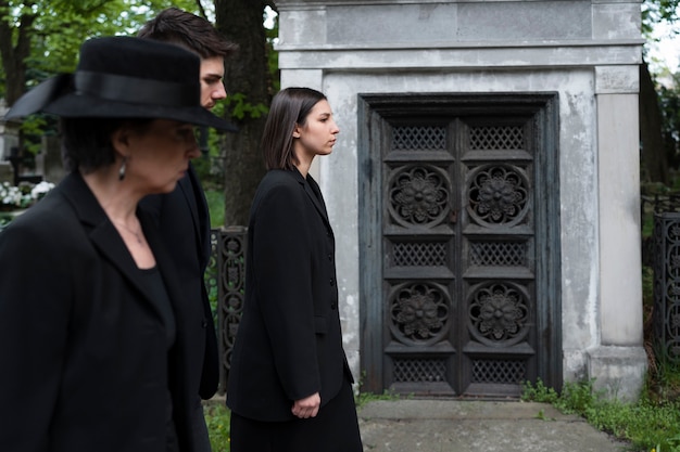 Rodzina w żałobie na cmentarzu