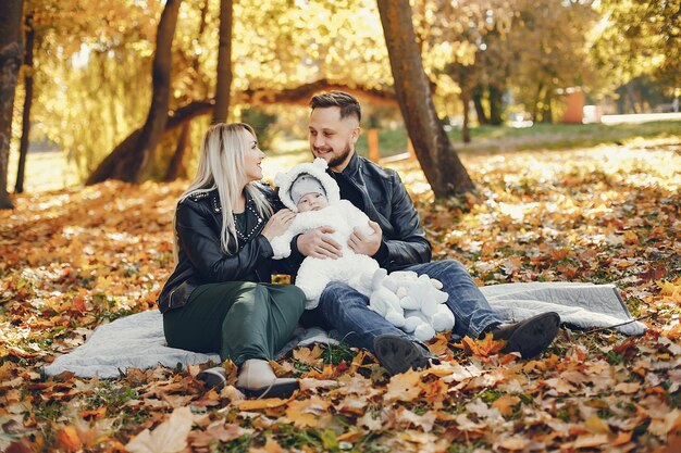 Rodzina z córką w jesień parku