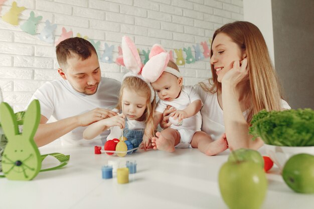 Rodzina z dwójką dzieci w kuchni przygotowującej się do Wielkanocy