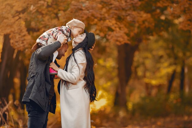 Rodzina z małą córką w jesień parku