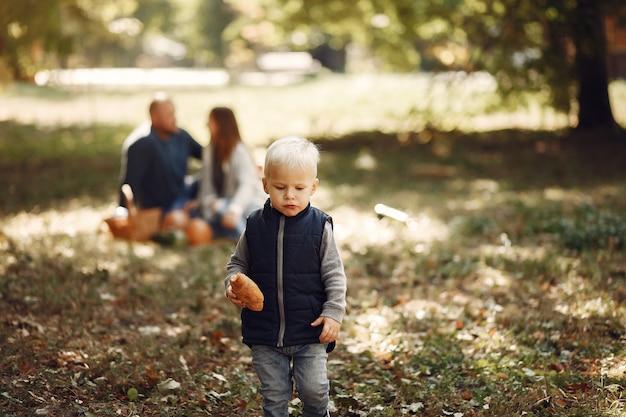 Rodzina z małym synem w jesień parku