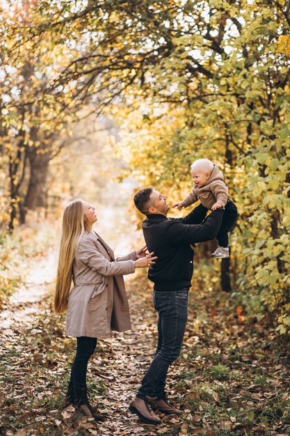 Rodzina z małym synem w jesień parku