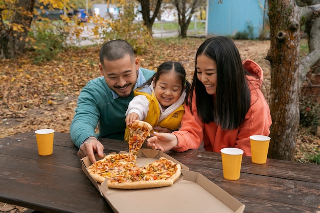 Rodzina Z Pyszną Pizzą Na Zewnątrz Widok Z Przodu