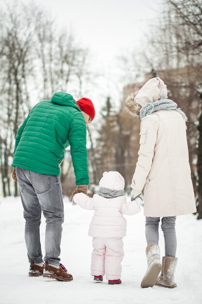 Rodzina zabawy matka śniegu spacer