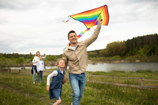 Rodzina ze średnim strzałem z latawcem