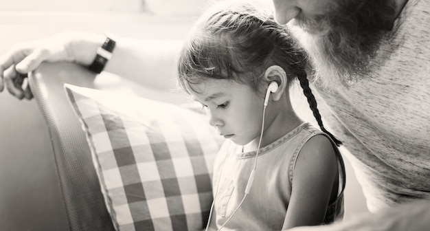 Rodzinna ojciec córki miłość Wychowywa Słuchającego Muzycznego więzi pojęcie