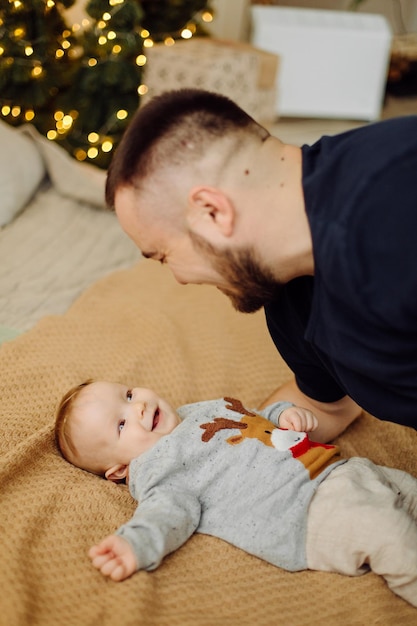 Rodzinny portret szczęśliwej młodej matki i ojca z dzieckiem pozują w domu Wnętrze