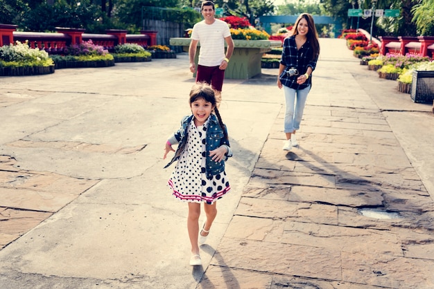 Bezpłatne zdjęcie rodzinny urlop wypoczynkowy park walking togetherness