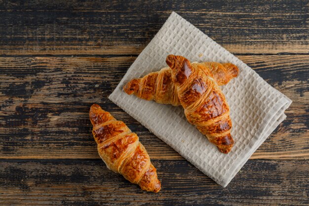 Rogalik na ręczniku drewnianym i kuchennym. leżał płasko.