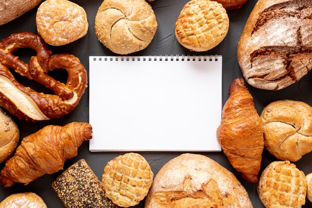 Rogaliki chlebowe i notatnik