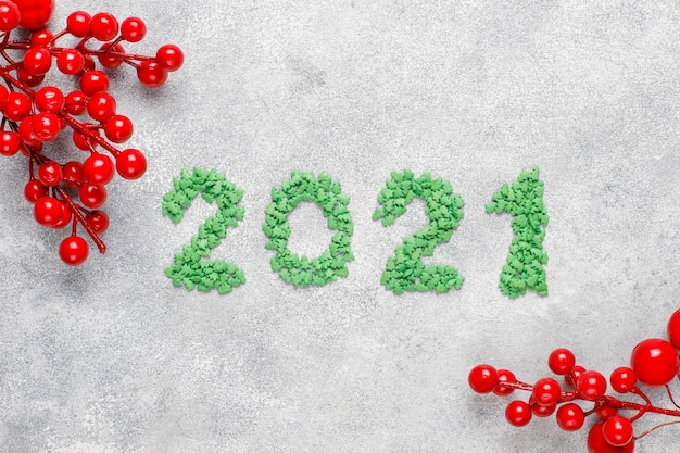 Bezpłatne zdjęcie rok 2021 wykonany z zielonych słodyczy. koncepcja obchodów nowego roku.