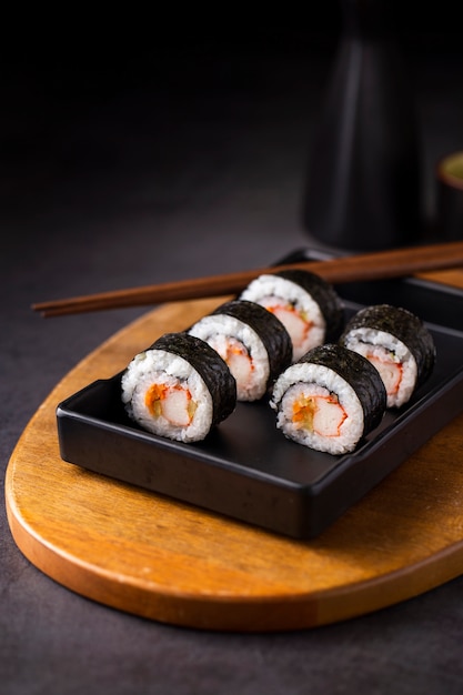 Bezpłatne zdjęcie roladki sushi maki z pałeczkami