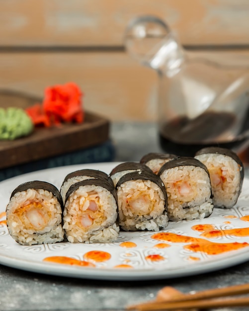 Roladki sushi Nori z krewetkami przyozdobione słodkim sosem chili