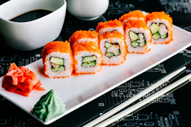 Bezpłatne zdjęcie roladki sushi w tempurze z awokado pokryte czerwoną tobiko