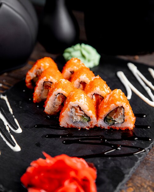 Roladki sushi z kawiorem tobiko podawane z imbirem i wasabi