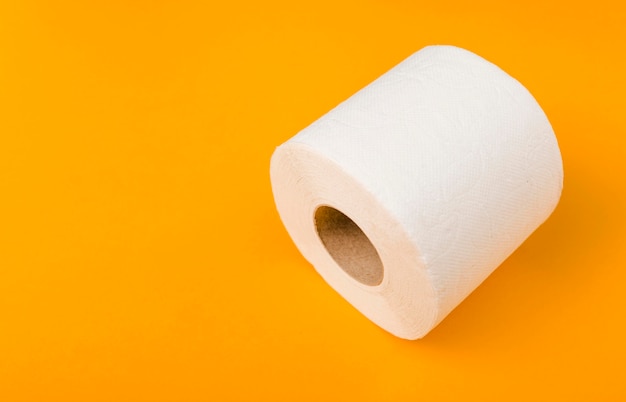 Bezpłatne zdjęcie rolka papieru toaletowego z miejscem na kopię