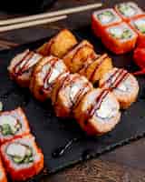 Bezpłatne zdjęcie rolki sushi gorące bułeczki i bułki kalifornijskie
