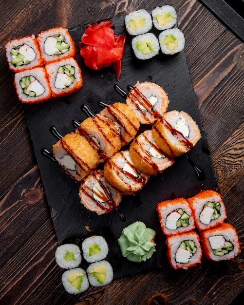 Bezpłatne zdjęcie rolki sushi gorące maki i bułki kalifornijskie podawane z imbirem i wasabi