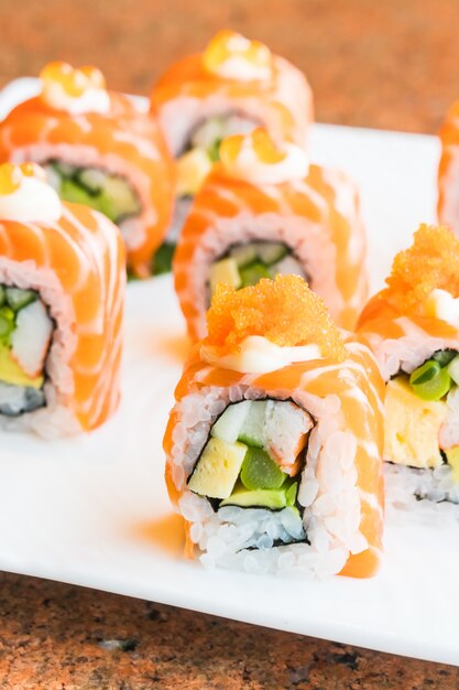 Roll łososia sushi