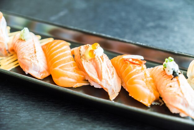 Roll sushi z łososia
