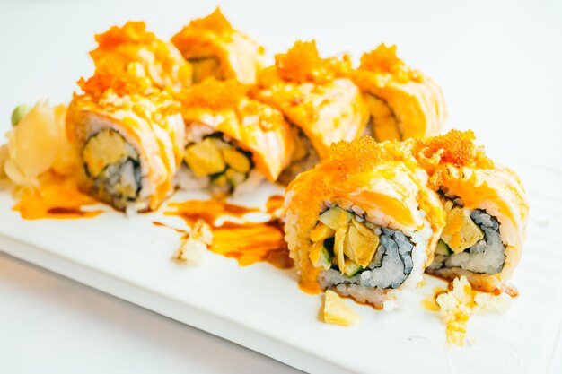 Roll sushi z łososia