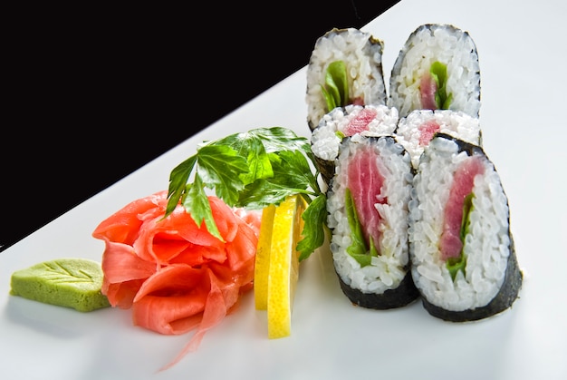Roll sushi z łososiem i krewetkami w tempurze.