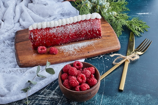 Bezpłatne zdjęcie rollcake z syropem malinowym na górze, widok z góry.