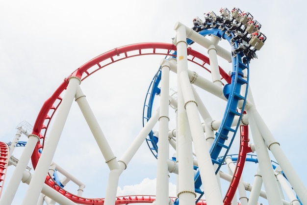 Bezpłatne zdjęcie roller coaster ride kolejowego w parku